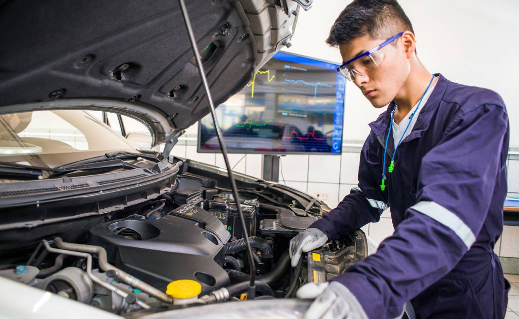 Reconozca cuando la manguera de enfriamiento de la transmisión está dañada o rota