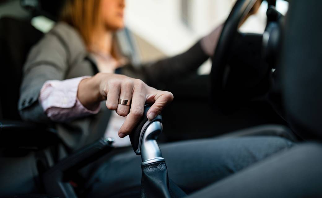 Causas por las que no entra la reversa en tu carro automático