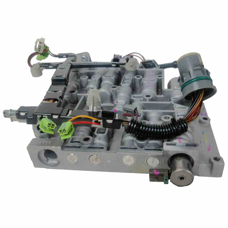 Detalle componentes electrónicos en cuerpo de válvulas reconstruido 4L65E 2009+