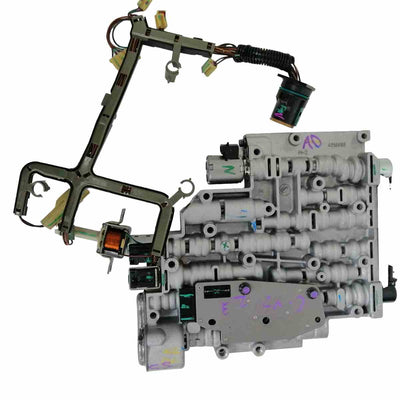 Arnés interno con conector actualizado (15 pines) en cuerpo de válvulas 4L60E ISS