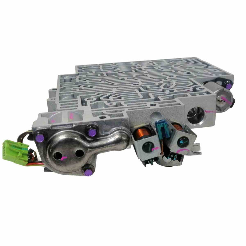 Detalle componentes electrónicos en cuerpo de válvulas reconstruido 4L65E 2009+